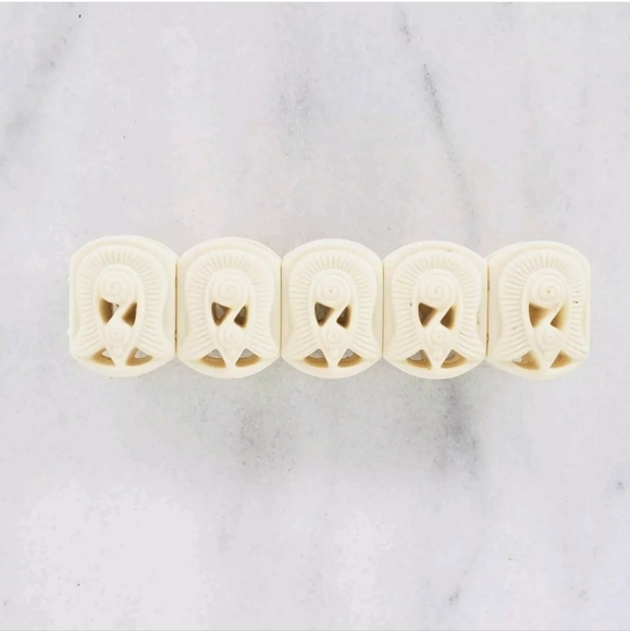 Vintage AVON Gracious Tulips Cream Flower Stretch 7" Bracelet - Picture 3 of 4